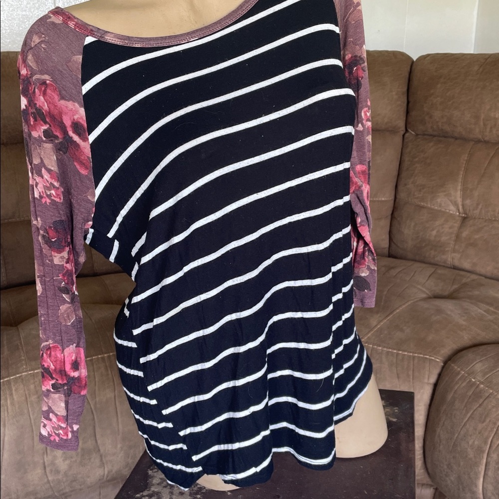 Maurice’s floral sleeve top sz Lg